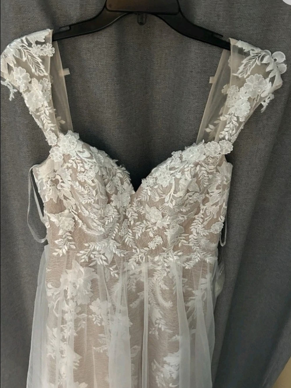Azazie Moonstone Off-Shoulder Lace A-Line Gown in Ivory and Nude Size 8 Nwt - Picture 3 of 9
